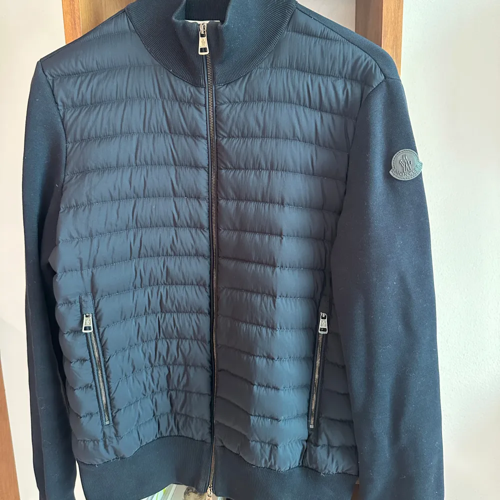 Moncler cardigan black label. Storlek S. Skick 9/10. Pris 3999kr . Jackor.