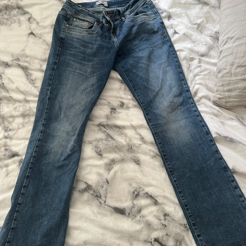 Säljer dessa super fina ltb jeans som är i nyskick men tyyvär är för stora för mig!  Midjemåttet är 39 rakt över och passar mig i längden som är 165( dem går previs över foten) 🥰. Jeans & Byxor.