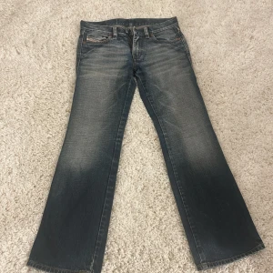 Low waist bootcut jeans från diesel  - Supersnygga Low waist bootcut jeans från diesel. Nyskick och inga defekter. Säljer då de tyvärr är för små och inte kom till användning.