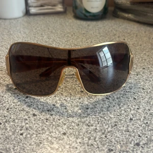 Miu miu solglasögon 🕶️  - Ett par solglasögon från miumiu 