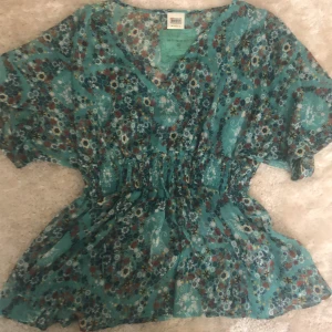 Gullig grön blus - Luftig grön blus i bra skick. Lite sliten vid snörerna 