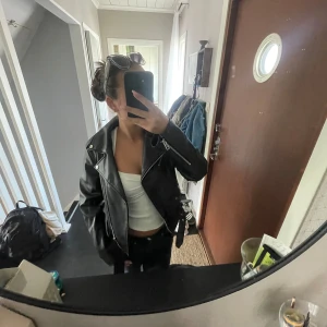 Supersnygg skinnjacka - Supersnygg skinnjacka från zara😍 Perfekt för hösten!🥰