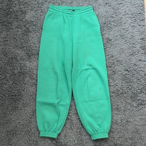 Mjukisbyxor - Mjukisbyxor från BikBok i nyskick, säljer även en matchande hoodie🫶🏼