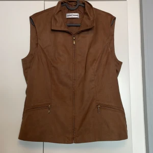 Vintage mockaväst - Jättesnygg väst som jag har använt ett par gånger, inte riktigt min stil längre! Den går att ha på lite olika sätt 💞