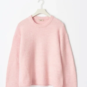 Ros Tjocktröja💗💗 - Jag köpte den på Gina för en vecka sedan och använd 1 gång! Storlek M men passar mig som brukar ha S/XS💗💗