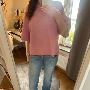 Rosa trekvartsärmad tröja  - Rosa trekvartsärmad tröja från lager 157 i storlek S, lite nopprig men inget man tänker på.💞