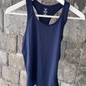 Träningslinne  - Säljer ett fint träningslinne från soc. Andvänt 1-2 gånger då det är för stort för mig. Priset kan diskuteras vid snabb affär 💙