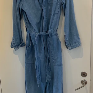 Denim byxdress från HM - Mjuk denim byxdress från HM.  Endast använd 1 gång så nyskick.  Storlek Small