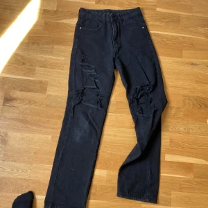 Jeans med stora hål  - Midwaist jeans med stora hål 