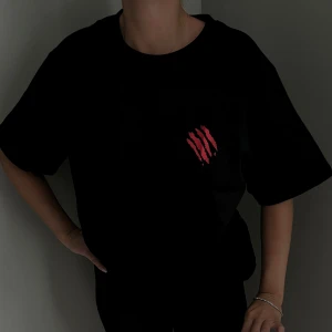 Träningsröja - En perfekt tränings T-shirt för dig som vill sticka ut från mängden! 100% bomull svart Storlekar finns allt från S-2XL VID KÖP AV 2 får du 20% rabatt OBS denna passar perfekt för både killar och tjejer. följ oss på instagram och tiktok @bulkinbear