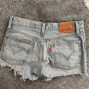 Levi’s jeansshorts - Så snygga denimshorts från Levis i storlek W26 💙💙💙