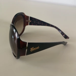 Glasögon  - Hejsan💕 Jag hjälper min mamma sälja hennes gamla par Gucci glasögon. De är äkta par och pris kan diskuteras.