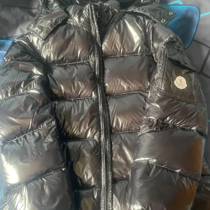 Moncler maya  - Stl M (170) men passar S också. Den är i väldigt bra skick använd få tal gånger, priset kan diskuteras.