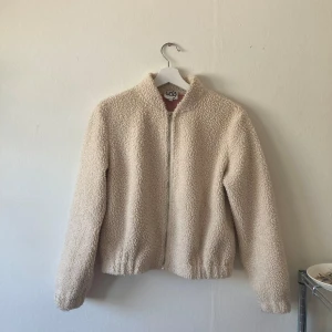 Teddy bomberjacka  - Bomberjacka med Teddy material. Rosa mocka inuti🩷mycket bra skick!!