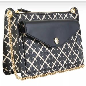 By Malene Birger Eli bag - Handväska från By Malene Birger. Detaljer i läder. Totalt 4 fack, bla ett fack med ficka inuti, stängs med dragkedja. Fack med ficklock som stängs med en knapp på framsidan. Avtagbar axelrem. Använd en gång. Inköpt för 2 699 kr. B 20 cm H 15 cm D 8cm