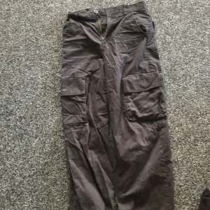 Svarta Cargos  - Använda typ 3 gånger och sen legat i min garderob i typ 2 år😭😭 bra skick!!