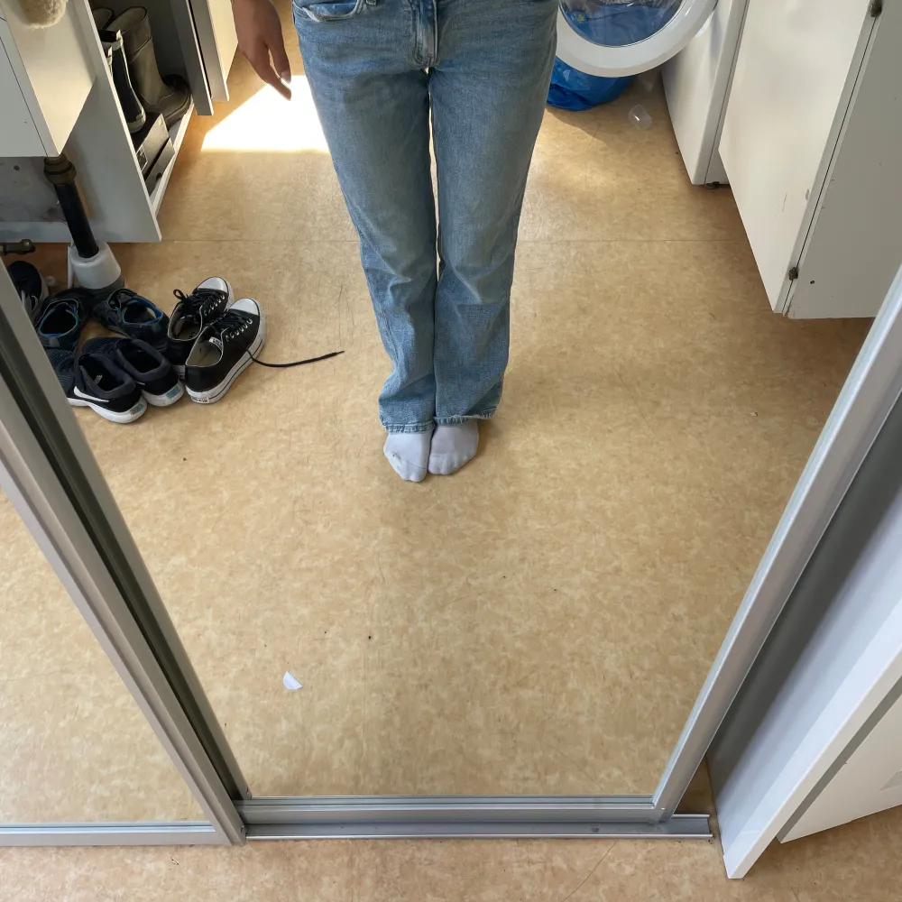 Säljer ett par jättefina blå jeans som tyvärr inte kommer till användning sitter perfekt i längden på mig som är 163. Jeans & Byxor.