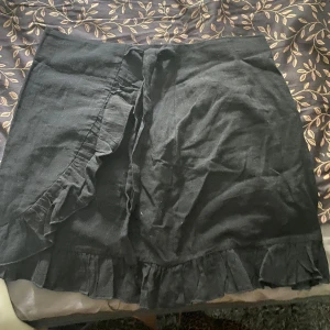 4 plagg för 100kr  - Fyra olika klädplagg som knappast har använts för 100kr 