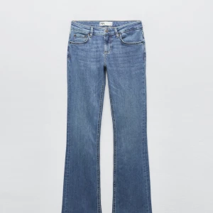 Blå jeans - Säljer nu mina supersnygga jeans från Zara. De är i bra skick utan några defekter och har använt de ca 7 gånger, väldigt stretchiga så passar nog både 36,38 och 40🥰🥰kan gå ner i pris vid snabb affär😁