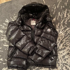 Moncler Maya - Moncler maya jacka som aldrig är använd utomhus, den är i bra skick och inga defekter priset är inte hugget i sten så hör av er!!
