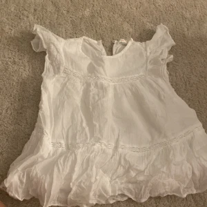 Jättegullig blus - Nu säljer jag denna jättefina blusen ifrån Gina tricot i storlek 146/152🥰❤️❤️skriv till mej om ni är interesserade först innan ni köper. Tar endast Swish🥰🥰🥰💕