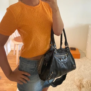 Orange topp - Super snygg orange virkad/stickad (?) topp från zara, helt oanvänd ❣️❣️