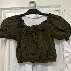 Grön top  - En mörk grön top med små monster på som är helt oanvänd. Den passar perfekt med ett par jeans eller en kjol! Priset kan alltid diskuteras 🍂💕