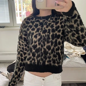 Leopard stickad tröja - Leopard stickad tröja från Nakd. Storlek xss men sitter som xs/s. Inga defekter