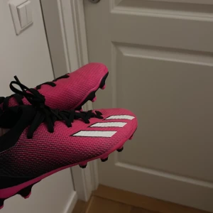 Fotbollsskor adidas - Sjukt snygga fotbollsskor från adidas nästan nya