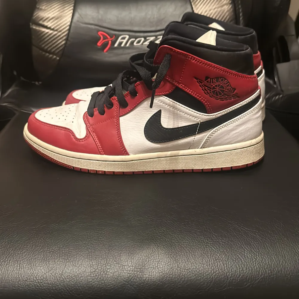 Riktigt snygga Jordan 1s köpta från soleplus för ca 3300kr. Konditionen på skorna är 7/10 inga skador bara lite smutsiga. Har ingen låda eller ektihets bevis för att de är bort tappade. Kan även ta byten. Skor.