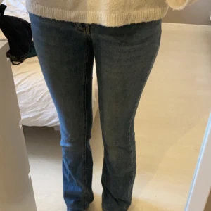 Blå jeans med bootcut - Säljer ett par snygga blå jeans med bootcut. De är i en klassisk mörk blå färg och har en bekväm passform. Perfekta för både vardag och fest!🩷