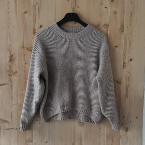 Beige tjock tröja  - Hej!  Säljer en beige tjock tröja i bra skick. Endast upphämtning (Malmö). Tar både swish och kontant.    Vid intresse smsa: 0735865563 Mejl: billigafynd.lilja@gmail.com