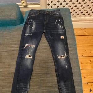 Mörk blå supply demand jeans med hål  - Mörk blåa supply demand jeans, har använt några gånger 