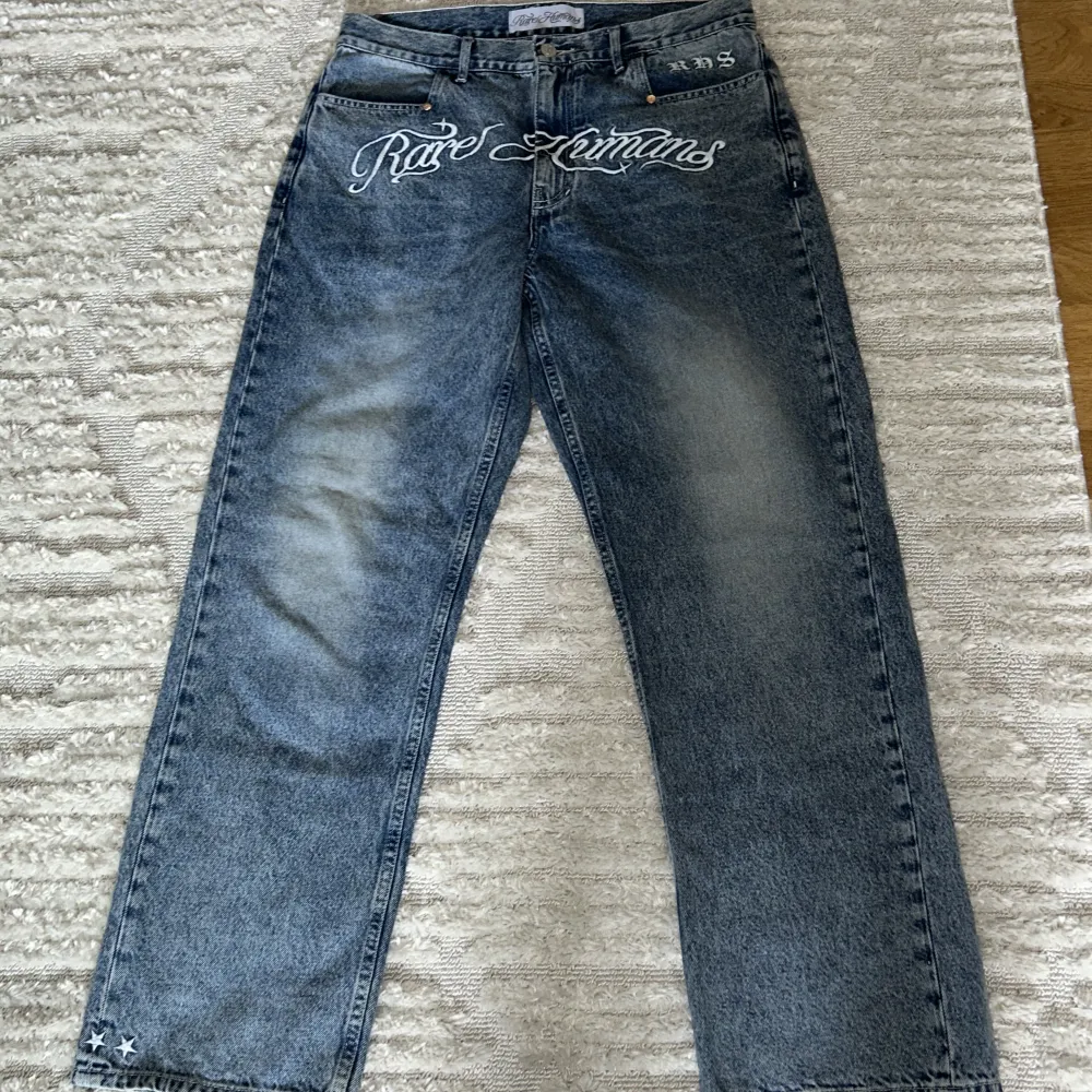 Jeansen är i storlek L, skicket är suveränt eftersom att jag bara använt fåtal gånger. Köpta för 1400 kr.. Jeans & Byxor.