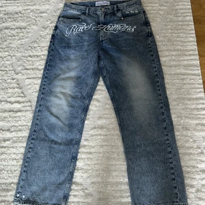 Rare humans jeans - Jeansen är i storlek L, skicket är suveränt eftersom att jag bara använt fåtal gånger. Köpta för 1400 kr.