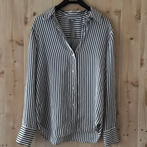 Snygg skjorta dam - H&M - Säljer Svartvit skorrs för dam, bra skick i storlek S. Endast upphämtning! (Malmö)  Tar både swish och kontant. Vid intresse smsa: 0735865563 Mejl: billigafynd.lilja@gmail.com