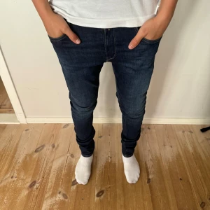 Replay jeans  - Tja,säljer ett par riktigt feta replay jeans i storleken W29 L32. Modellen på bilden är 175cm och väger 65kg. Jeansen är i ett riktigt fint skick och inget slitage😁