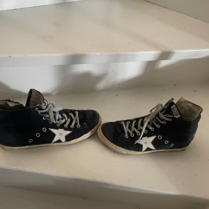Golden goose skor - Dessa golden goose skor är väldigt vintage och slitna men as snygga!! Köpta second hand och säljer såpass billigt pga skicket. 