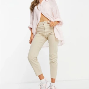 Jeans - Beiga jeans från stradivarius i stl 40. Passar mig som har M/38 vanligtvis. 