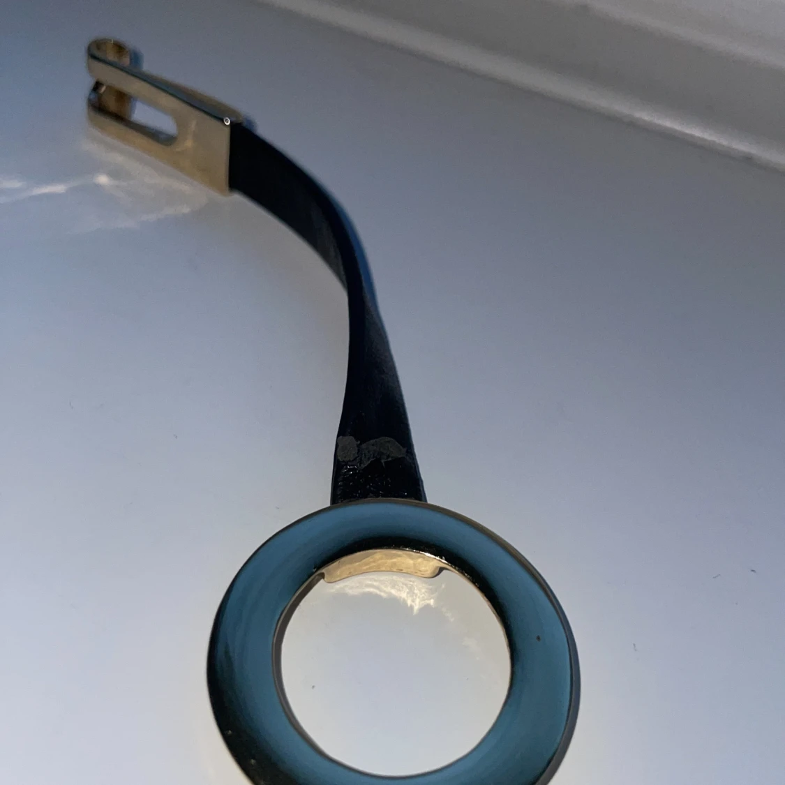 Svart och guld armband med cirkeldetalj - 91