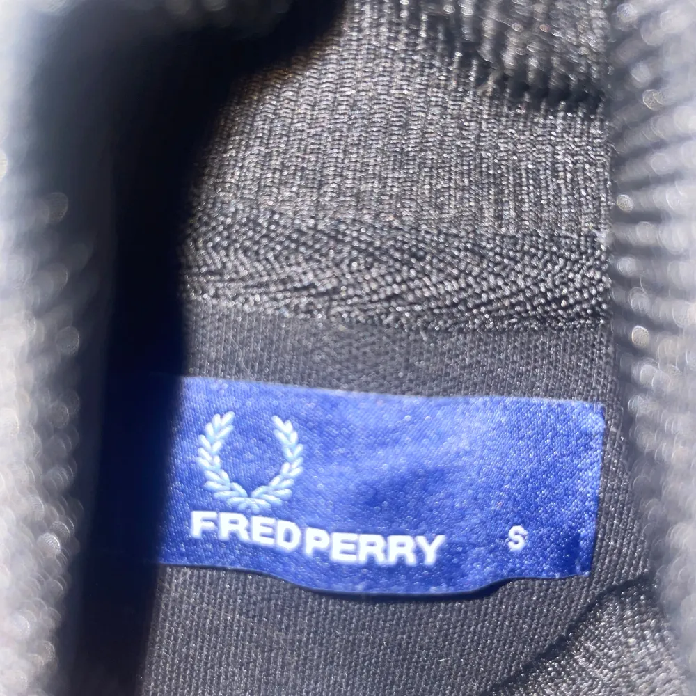 Säljer fred perry tröja storlek S, tröjan är i bra skick och pris kan diskuteras vid snabbt köp. Tröjor & Koftor.