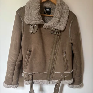 Jacka ifrån zara! - Super fin jacka ifrån zara knappt andvönd passar perfekt nu till hösten!!🍂🍂❤️❤️