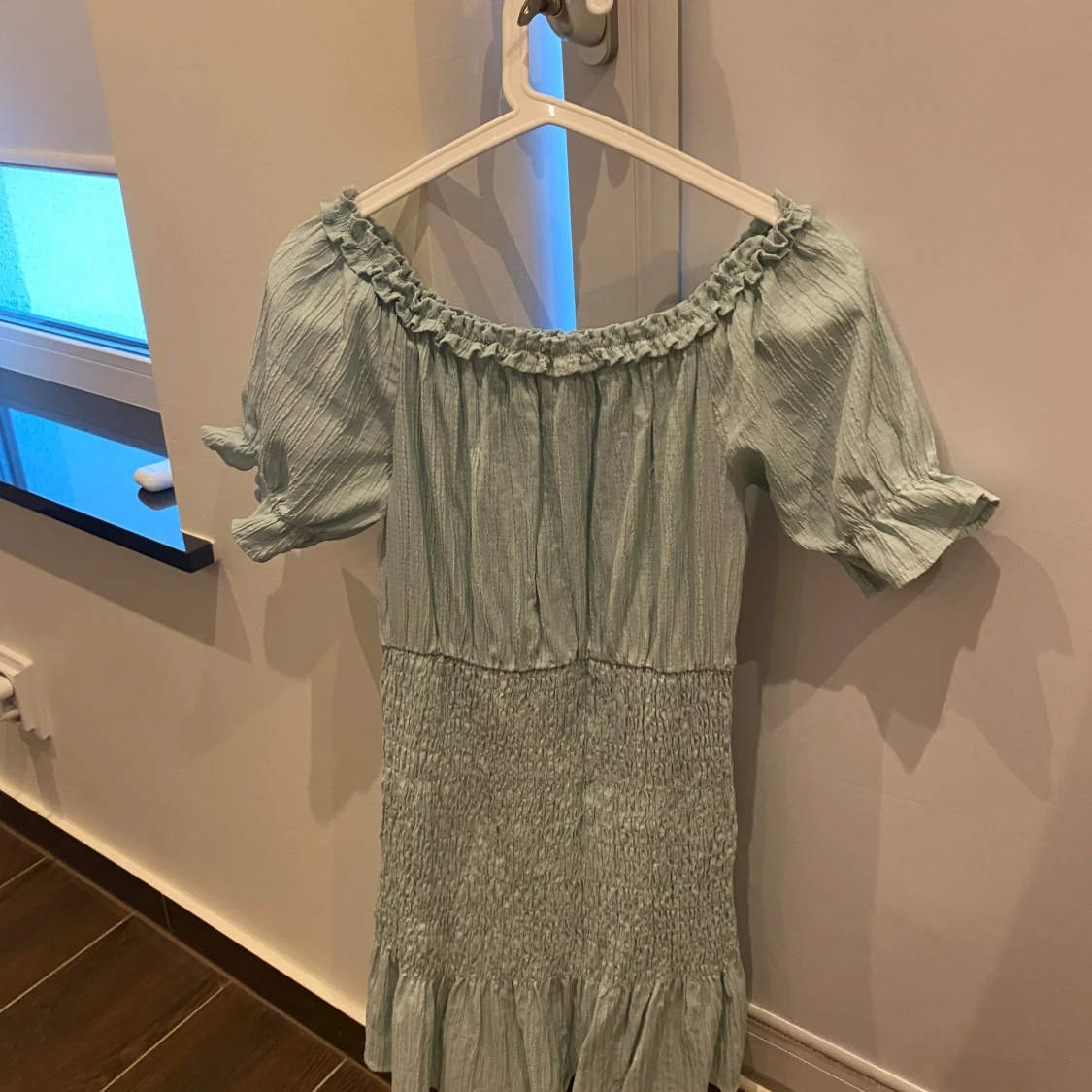 Ljusgrön klänning med volangdetaljer - 90