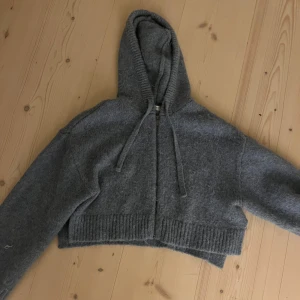Stickad hoodie  - Stickad hoodie sällan använd as snygg