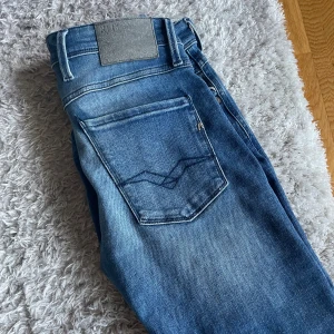 Replay anbass  - Hej säljer nu dessa jeans pga dom ej kommer till användning,  det är ett par replay anbass i toppen skick ingen syn på användning, passar mig perfekt som är 178👌 kom pm vid minsta lila fundering, Kan ta emot byten.