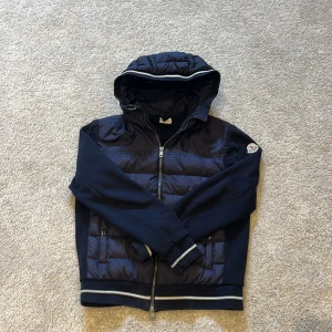 Moncler cardigan - Jätte snygg moncler cardigan i toppskick priset går att diskuteras vid snabb affär💯💯självklart äkta