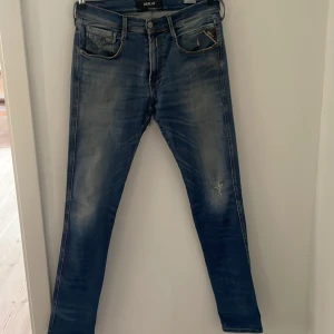 Replay Jeans Slimfit - Säljer mina replay jeans i storleken ”W31 L34”. De är knappt använda då jag snabbt växte ur dom, (Skick 9/10). Hör gärna av er vid frågor eller funderingar! 