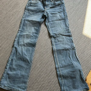 Jeans  - Snygga populära lågmidjade jeans från hm, säger då de inte passar längre, använda men fortfarande fina, hör av er vid frågor 💕