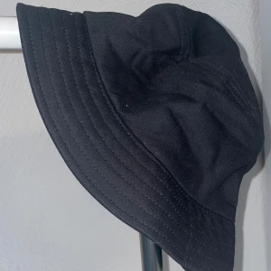 Hatt - Svart hatt i storlek M-L. Köpt från ASOS. Aldrig användt
