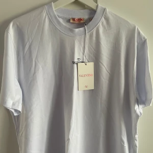 Valentino t shirt - Helt nya aldrig använd bara prövat på riktigt skön tröja sitter fint. Kommer med tags. Skriv om du har några frågor. 